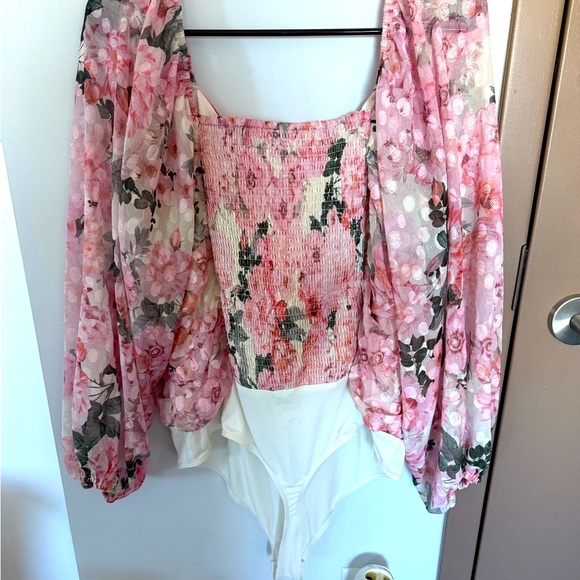 Express Pink and White Floral Blouse with Billowy Sleeves - Picture 2 of 7